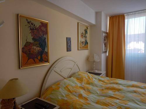 1 dormitorio con 1 cama y una pintura en la pared en Two Bedroom Apartment Farmec, en Cluj-Napoca