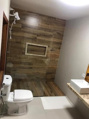 a bathroom with a toilet and a sink at Pousada Águas de Tamandaré in Tamandaré