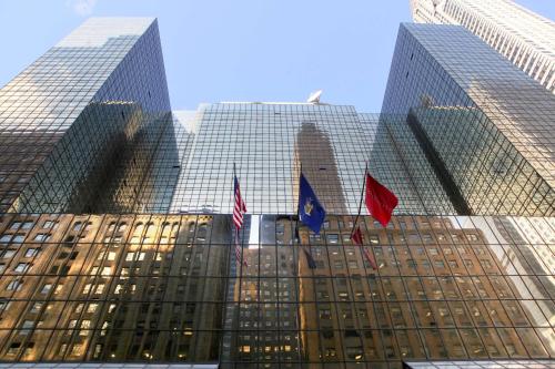 dos edificios altos con banderas delante de ellos en Hyatt Grand Central New York, en Nueva York