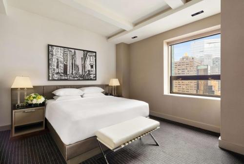 En eller flere senge i et værelse på Hyatt Grand Central New York