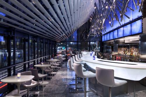 ニューヨークにあるHyatt Grand Central New Yorkの建物内のバー(テーブル、椅子付)