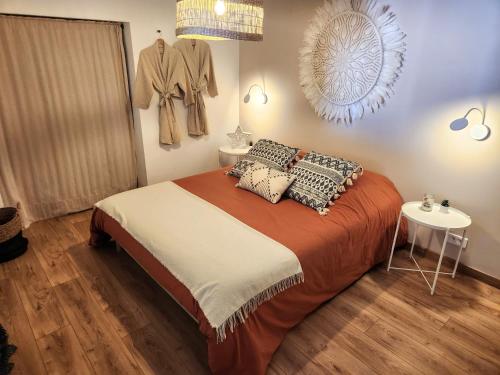 una camera con un grande letto e un tavolo di Cocon Nature Montpellier - Jacuzzi & Sauna - 300m du Tramway a Castelnau-le-Lez