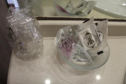 dos rollos de papel higiénico en bolsas de plástico en un fregadero en Hotel Harrison Etxea, en Amorebieta-Etxano