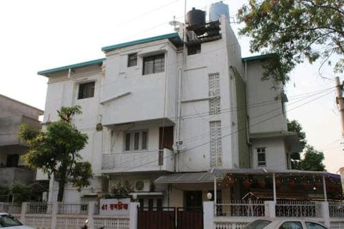 ein großes weißes Gebäude mit einem Schild davor in der Unterkunft Rampriya Service Apartment in Nagpur