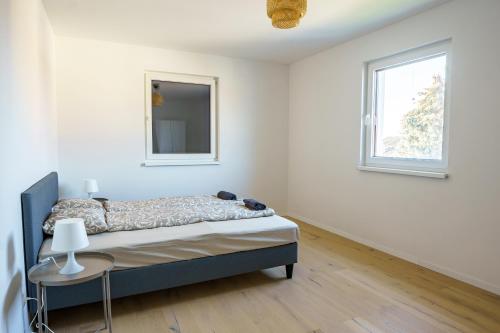 een slaapkamer met een bed en een raam bij Vienna Living Apartments - Hadrawagasse in Wenen