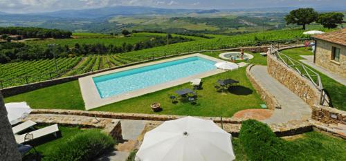 an external view of a villa with a swimming pool at Le 7 Camicie in Castelnuovo dellʼAbate