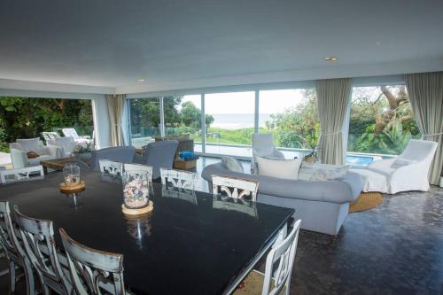 Ruang duduk di Splash Rock Beachfront Villa