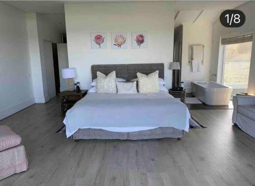 Katil atau katil-katil dalam bilik di Splash Rock Beachfront Villa