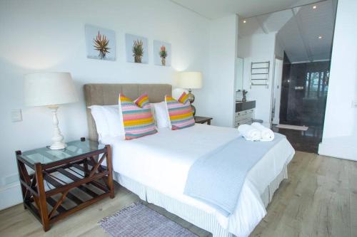 Katil atau katil-katil dalam bilik di Splash Rock Beachfront Villa
