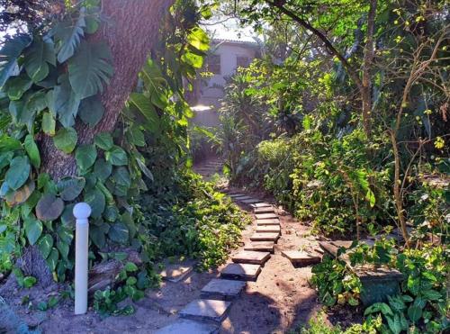 Taman di luar Splash Rock Beachfront Villa