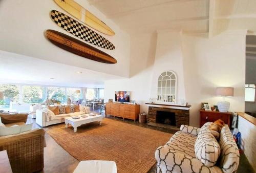 Ruang duduk di Splash Rock Beachfront Villa