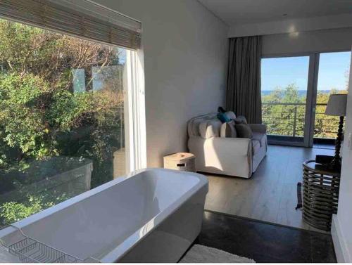 Ruang duduk di Splash Rock Beachfront Villa