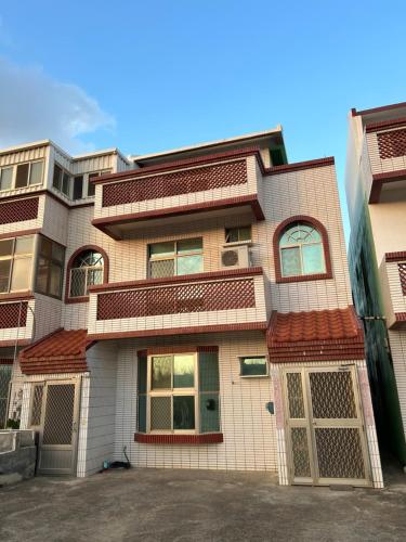 un immeuble d'appartements avec beaucoup de fenêtres dans l'établissement 海蝸牛民宿, à Kuang-yang