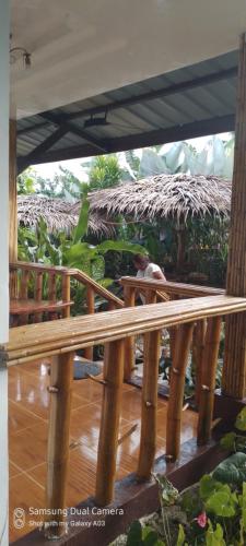 un banco de madera sentado en la parte superior de un porche en Dhadas place en San Vicente