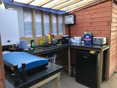 eine Küche mit einer Arbeitsplatte mit einer Spüle und einer Arbeitsplatte in der Unterkunft Cox Hill Glamping Badger in Truro