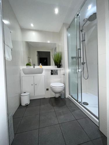 een badkamer met een toilet, een wastafel en een douche bij Moorfield Liverpool City Studios in Liverpool