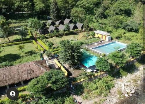 uma vista aérea de uma casa com piscina em Aita River Resort em Dogadda