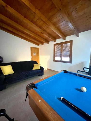 sala de estar con mesa de billar y sofá en Alojamiento rural La Casona en Andorra