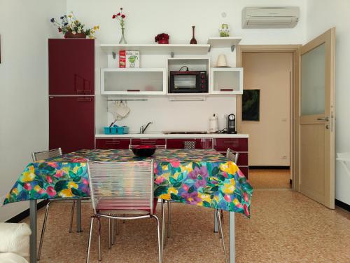 kuchnia ze stołem i krzesłami w pokoju w obiekcie Doria 28 by Tempovacanza w mieście Marina dʼAndora