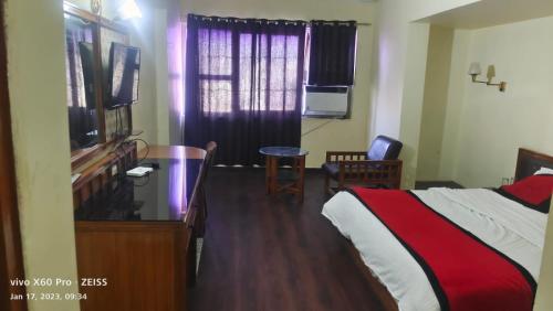 Habitación de hotel con cama y TV en Hotel Shiva's Regency, en Bikaner