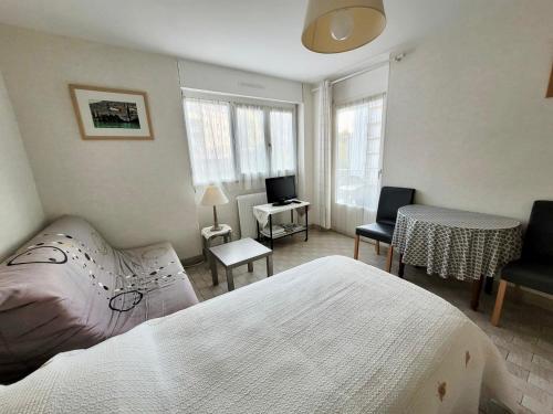 Posteľ alebo postele v izbe v ubytovaní T1 Bis confortable, animaux acceptés, balcon, parking inclus - FR-1-555-76