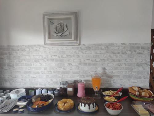 una mesa cubierta con diferentes tipos de alimentos para el desayuno en Pousada Rancho Bonito en Bonito