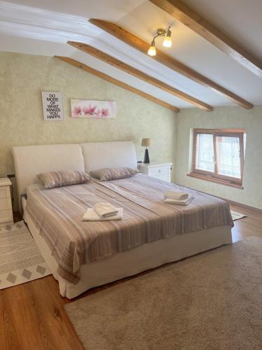 sypialnia z dużym łóżkiem z dwoma ręcznikami w obiekcie Holiday Home Valmoneda w Rovinj