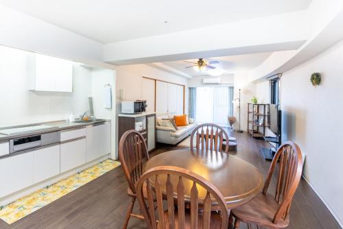 a kitchen and dining room with a table and chairs at VIVI熱海 自然郷 3001丨VIVI Atami Shizenkyo 3001 in Atami