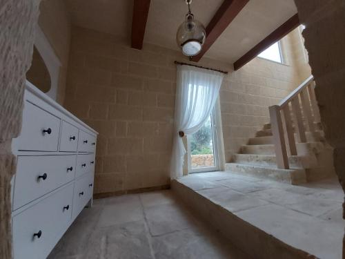 Katil atau katil-katil dalam bilik di Farmhouse Villa in Gozo with large pool & garden