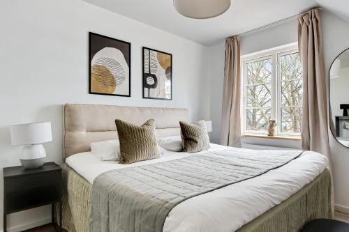Postel nebo postele na pokoji v ubytování Sanders Charm - Amazing Two-Bedroom Apartment with Shared Garden