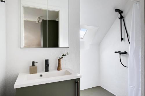 Koupelna v ubytování Sanders Charm - Amazing Two-Bedroom Apartment with Shared Garden