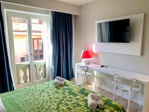 Un pat sau paturi într-o cameră la Alex Charme Central Apartments - Corso Umberto Taormina