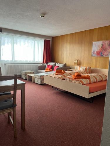 um quarto com uma cama grande e um sofá em Haus Atlantic Leukerbad em Leukerbad