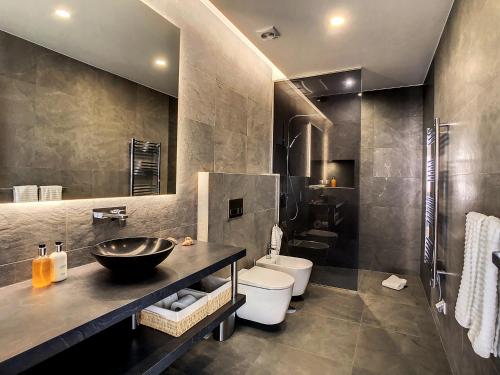 een badkamer met een wastafel en een toilet bij Francelho 1 Apartment by LovelyStay in Ribeira Brava