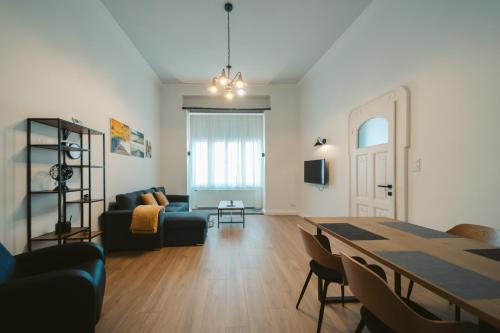 een woonkamer met een bank en een tafel bij Volenter Lux Apartment Zero in Baja