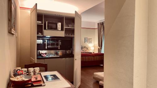 ein kleines Zimmer mit einer Küche und einem Wohnzimmer in der Unterkunft Residenza Le 6 A in Triest