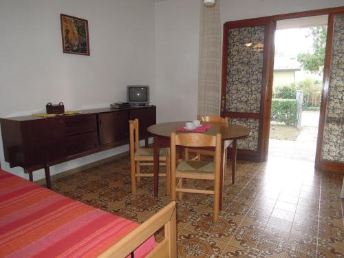A television and/or entertainment centre at Wonderful Villa in a quiet place in Bibione