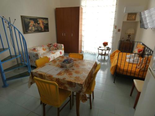 un soggiorno con tavolo e divano di House Sasanelli a Bari