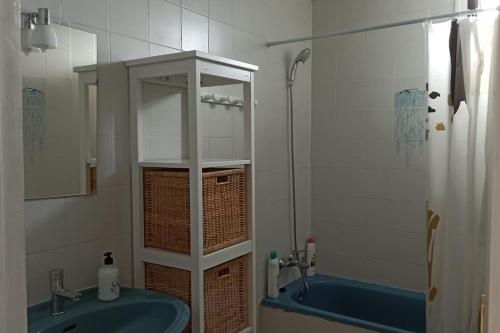 un bagno con lavandino e vasca da bagno di Altemar in las Américas ad Arona