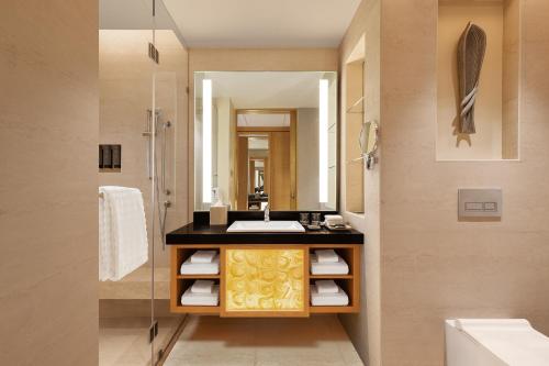 bagno con lavandino e specchio di Courtyard by Marriott Shillong a Shillong