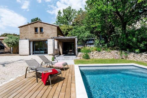 einen Hinterhof mit einem Pool und einem Haus in der Unterkunft Un loft à la campagne Luberon in Puget