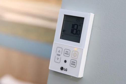 Un reloj electrónico en una pared con la hora impresa. en Schierzicht Logement, en Lauwersoog