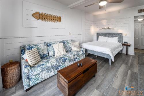 - un salon avec un canapé et un lit dans l'établissement PB A108-Executive Studio Condo at Great Rates!, à Fort Walton Beach