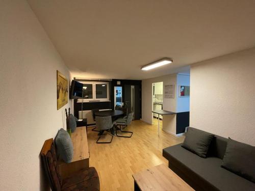 een woonkamer met een bank en een tafel bij Appartement am Rondell in Hösbach