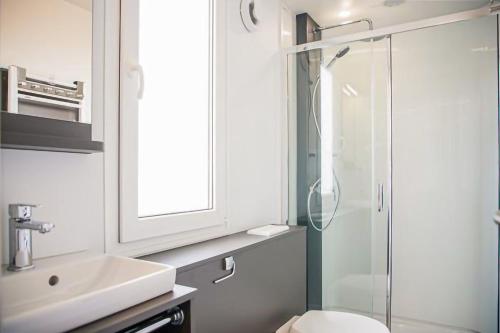 een badkamer met een toilet, een wastafel en een douche bij First Camp Orsa - Dalarna in Orsa