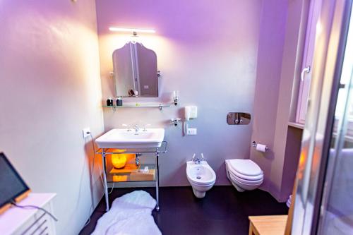 een badkamer met een wastafel en een toilet bij Casa Morgana in Giovinazzo