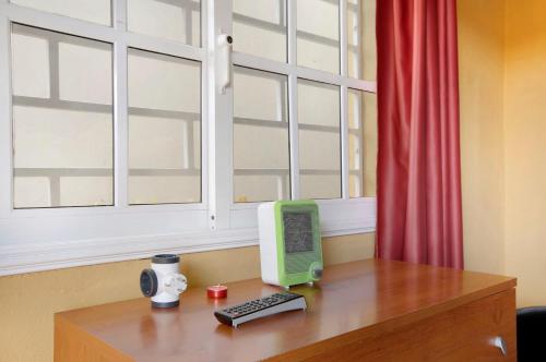- un ordinateur sur un bureau en bois avec une fenêtre dans l'établissement Estudio Mario, à La Laguna
