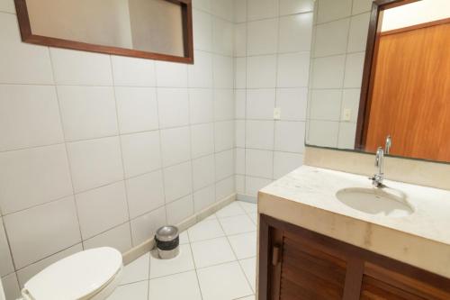 y baño con lavabo, aseo y espejo. en Flat Térreo Visual Jardim 2 dormitorios Brisas do Amor, en Pipa