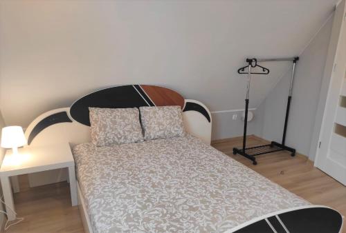 1 dormitorio con 1 cama y 1 mesa con lámpara en Rynek 11 en Poznan