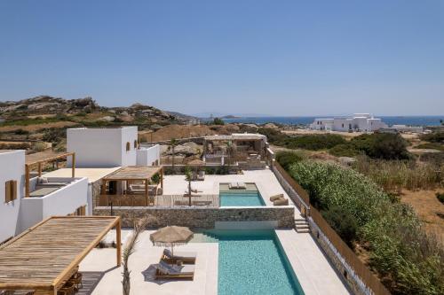 - une vue aérienne sur une villa avec une piscine dans l'établissement Cocopalm Villas Naxos, à Naxos Chora